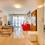 Apartment Mokyd04-piscina,giardino Privato,garage,wi-fi,tvs